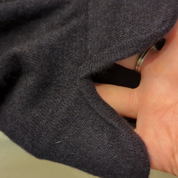 Tommy Bahama 100% Cashmere Pullover Sweater V-Neck Small 4/6 Quiet Luxury - Picture 3 of 13